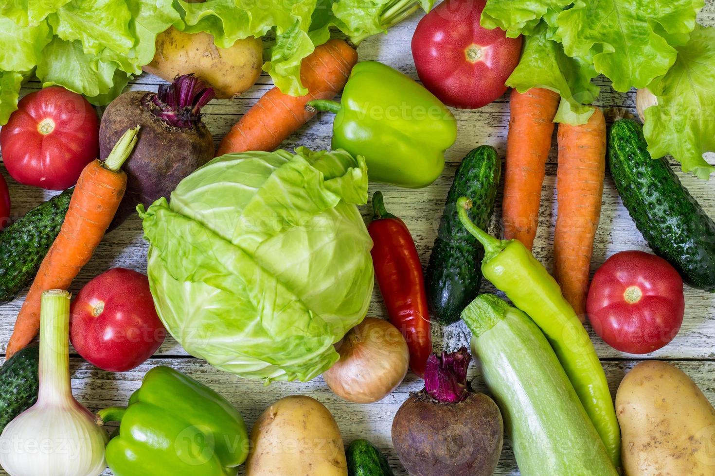 diverse verdure colorate su tutto il tavolo a cornice intera. mangiare sano foto