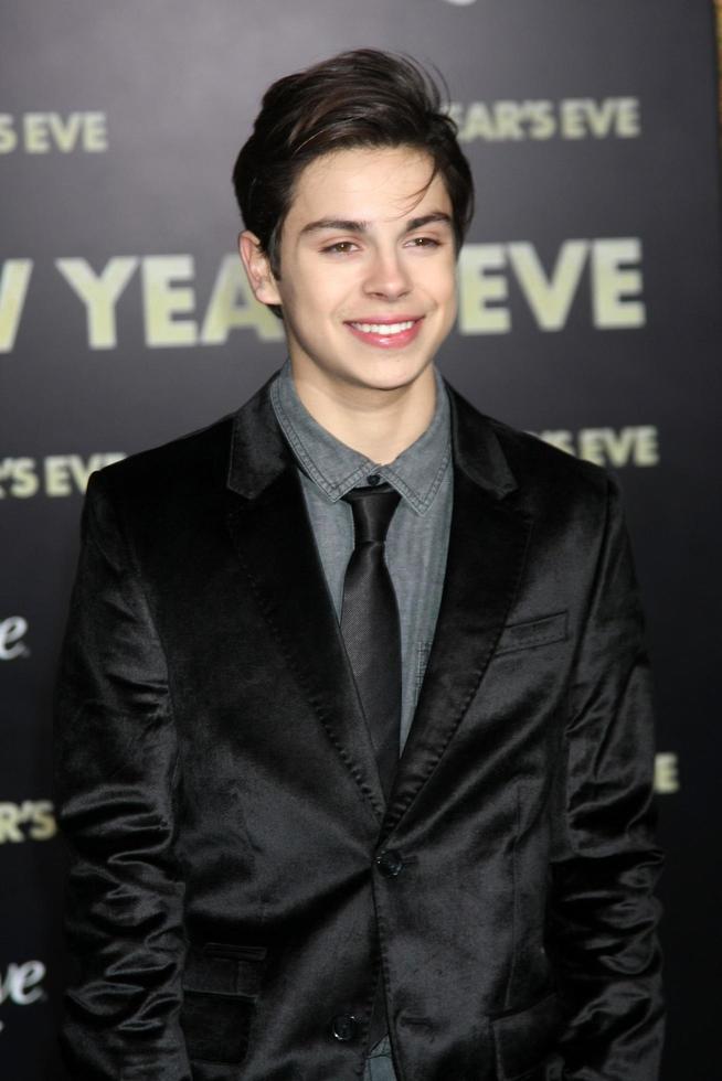 los angeles, 5 dicembre - jake t austin arriva alla prima mondiale di capodanno al teatro cinese graumans il 5 dicembre 2011 a los angeles, ca foto