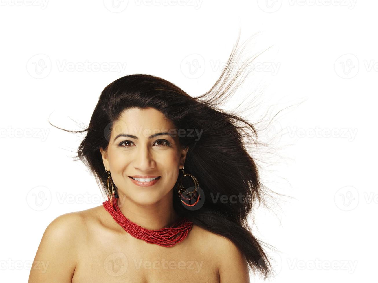 modello indiano con capelli volanti (isolato su bianco) foto