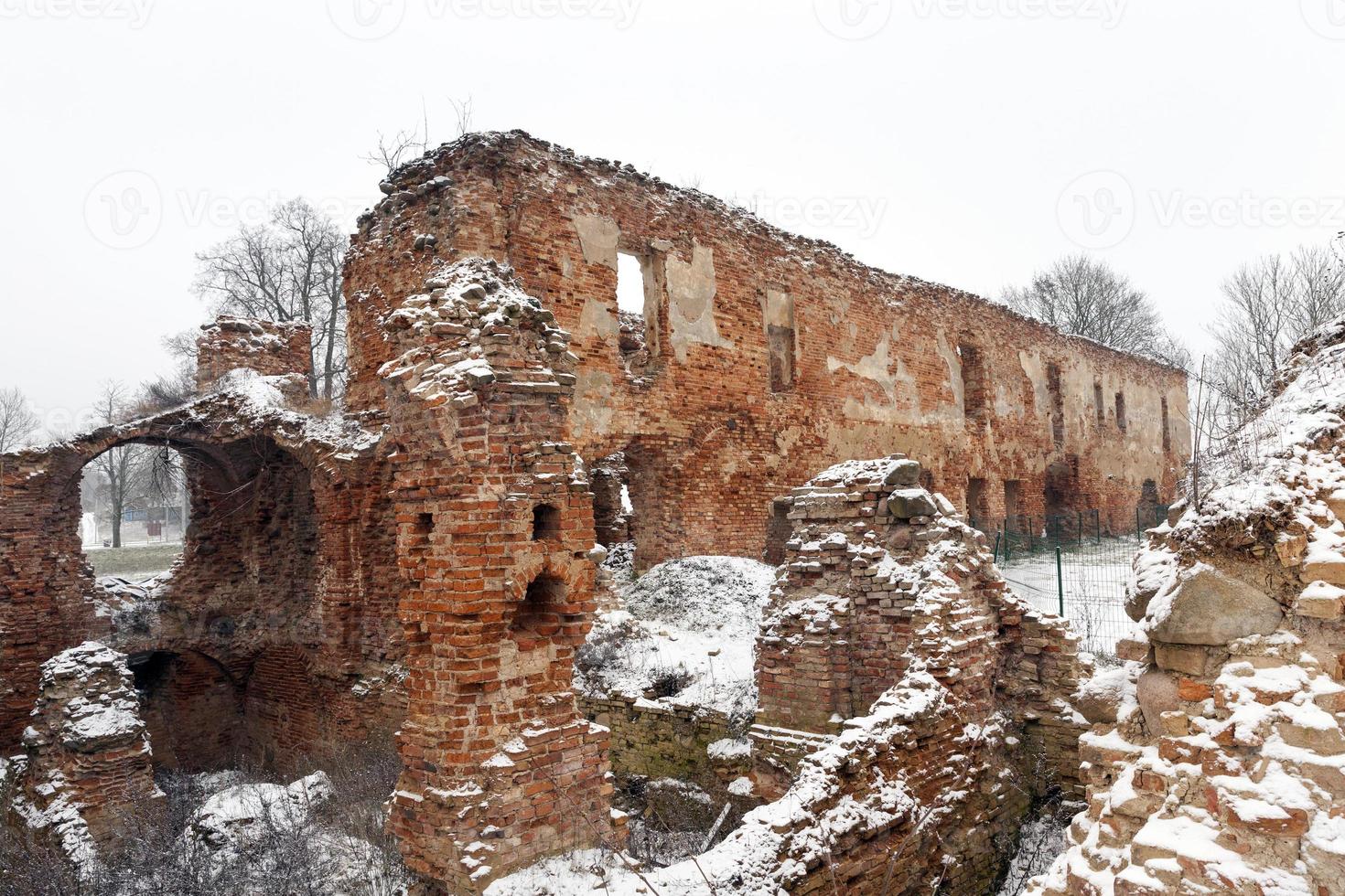 le rovine delle antiche fortificazioni foto