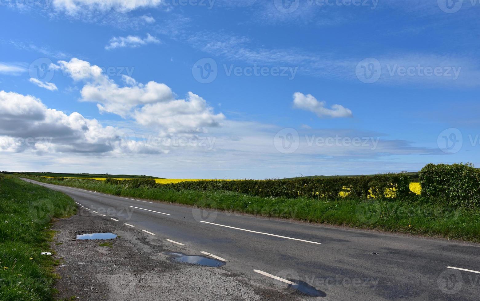 strada asfaltata deserta che è vuota di auto foto