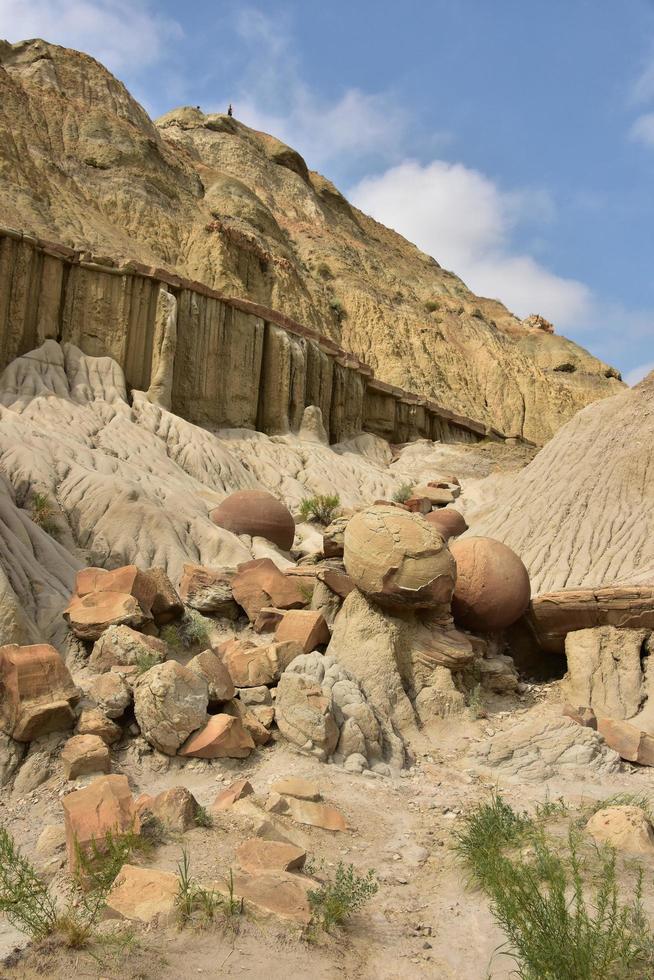 vista panoramica delle concrezioni di palle di cannone nel parco nazionale di Teddy Roosevelt foto