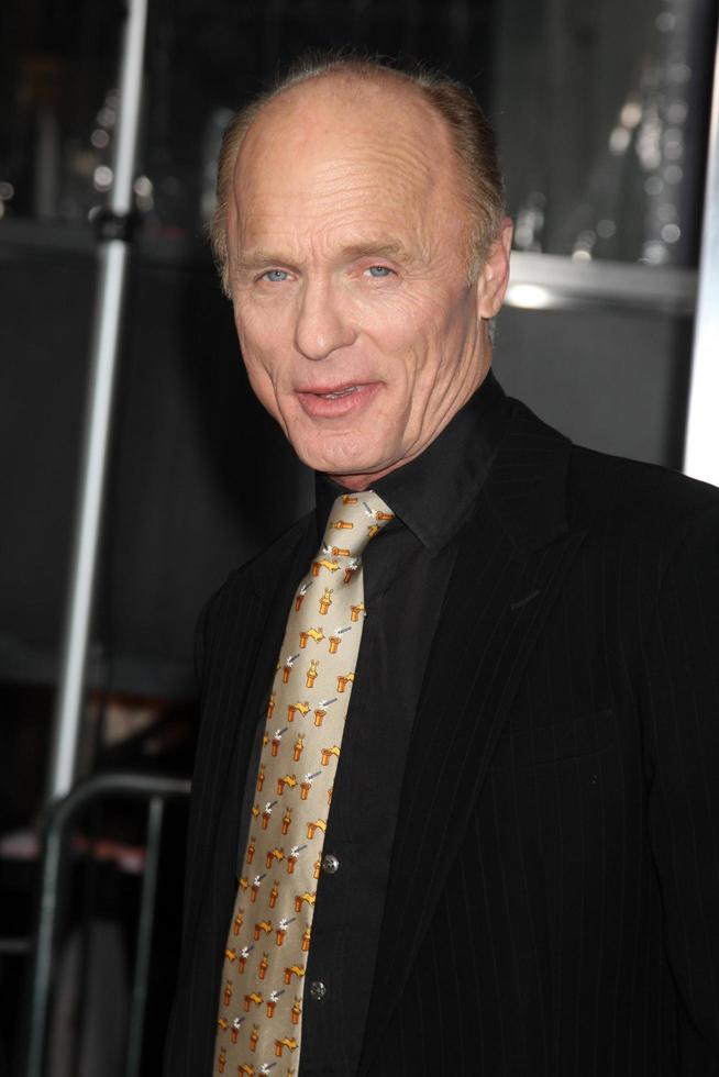 los angeles, 23 gennaio - ed harris arriva all'uomo su una sporgenza los angeles premiere al teatro cinese graumans il 23 gennaio 2012 a los angeles, ca foto