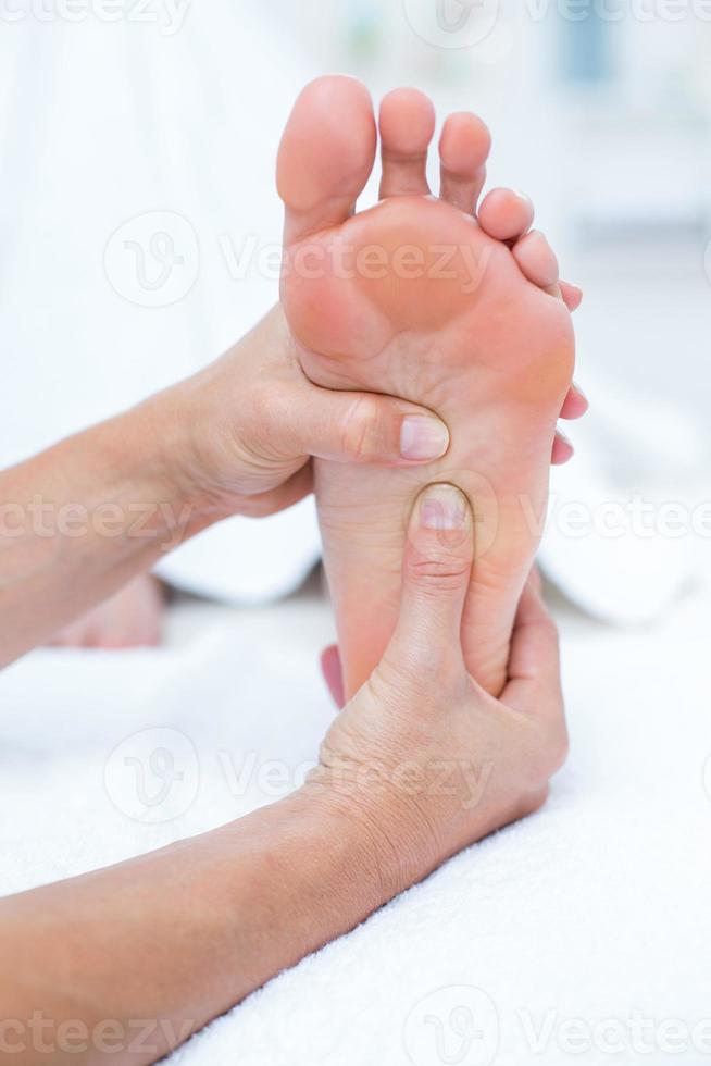 Fisioterapista che fa massaggio ai piedi foto