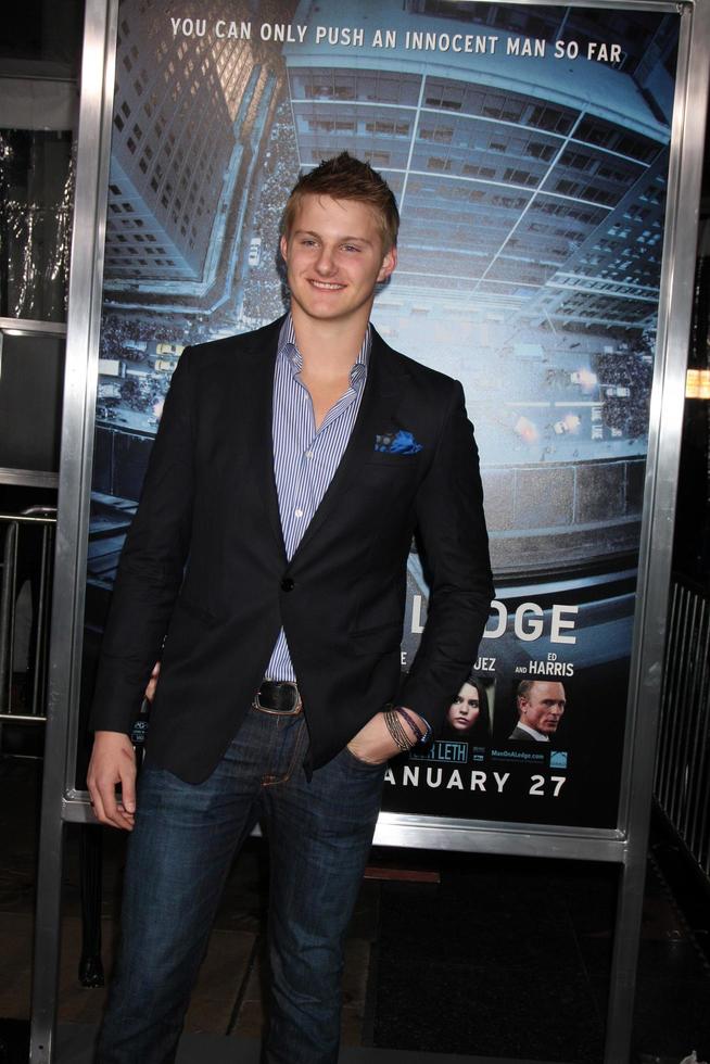 los angeles, 23 gennaio - Alexander ludwig arriva all'uomo su una sporgenza los angeles premiere al teatro cinese graumans il 23 gennaio 2012 a los angeles, ca foto