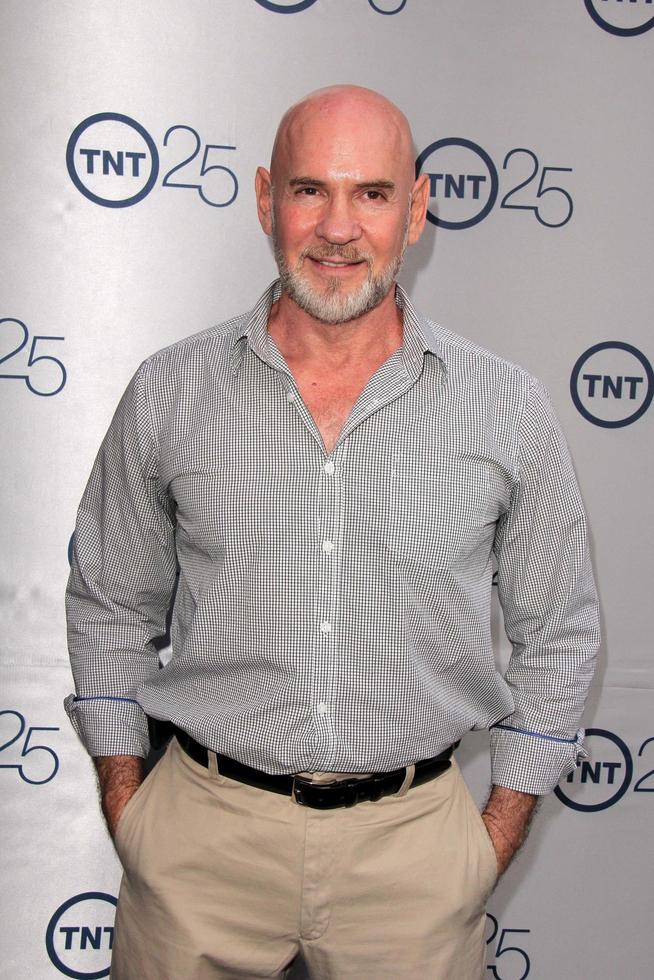 los angeles, 24 luglio - mitch pileggi arriva alla festa per il 25° anniversario di tnt s al beverly hilton hotel il 24 luglio 2013 a beverly hills, ca foto