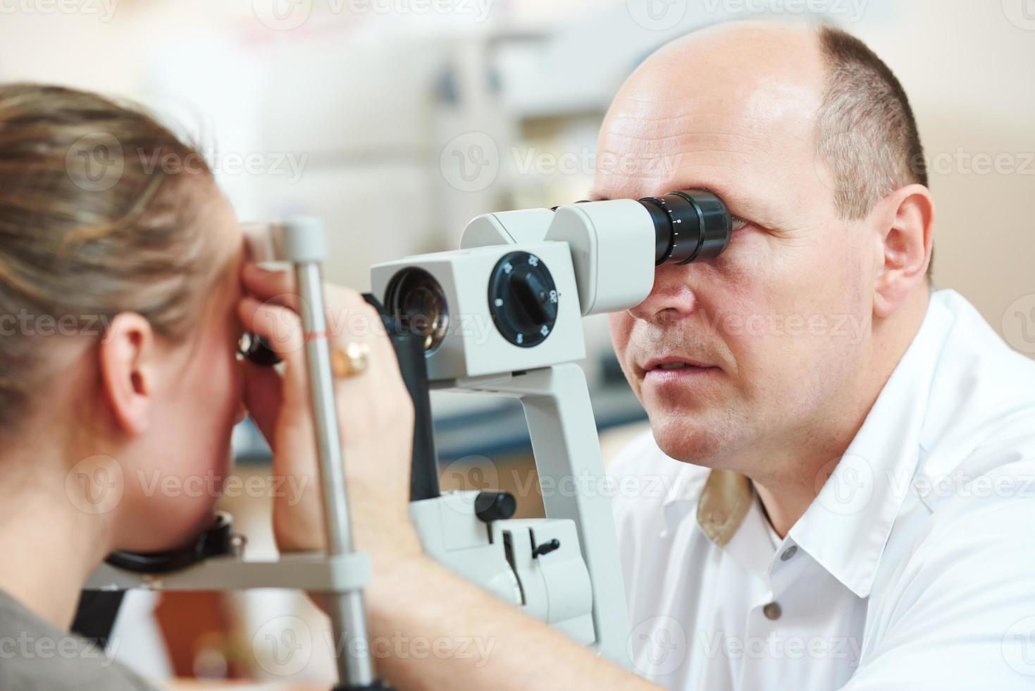 oculista o optometrista ottico al lavoro foto