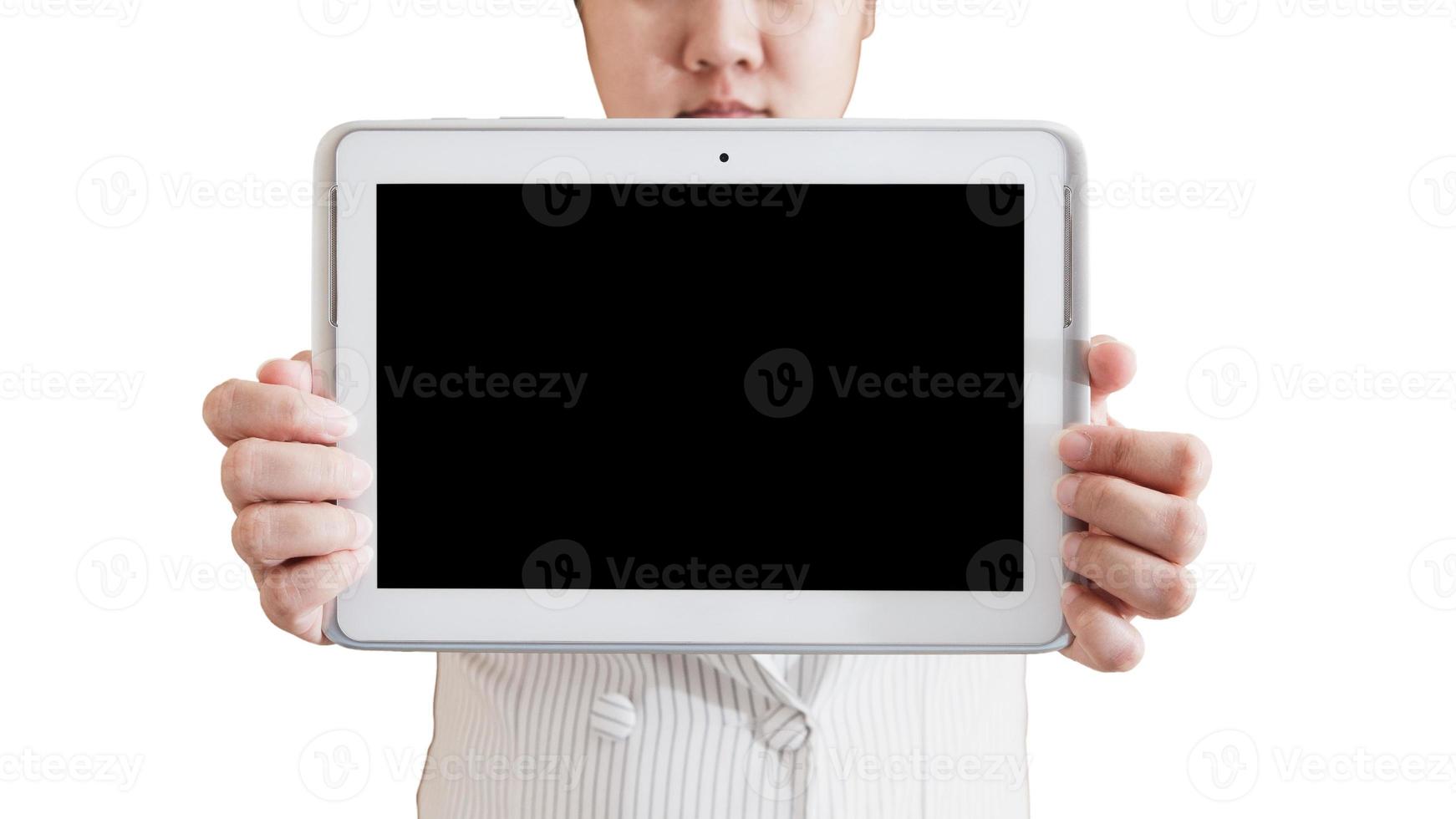 una donna bianca intelligente che indossa un abito bianco che mostra un tablet su sfondo bianco isolato o ritagliato con un tracciato di ritaglio. foto