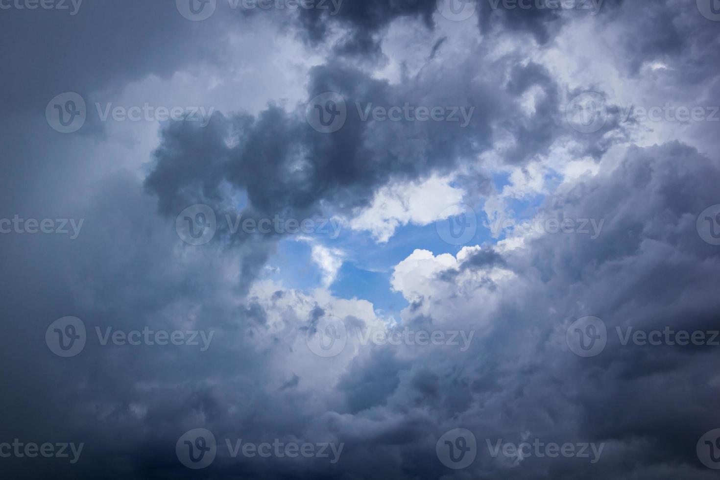 il cielo scuro con pesanti nuvole convergenti e una violenta tempesta prima del cielo di pioggia.maltempo. foto