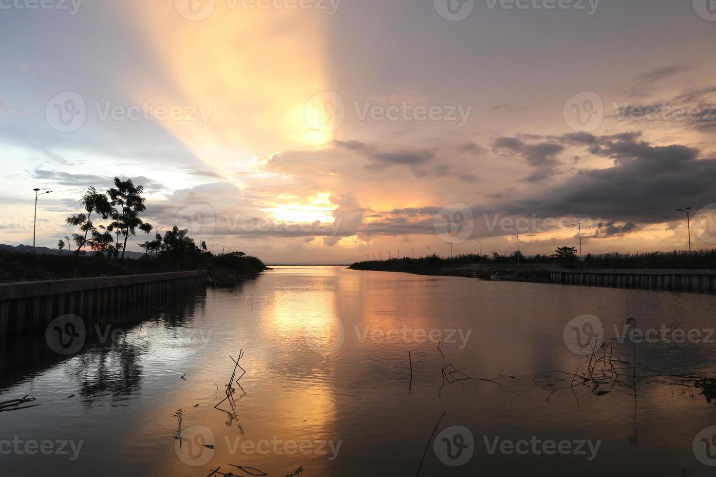 cielo drammatico colorato con nuvole al tramonto. tramonto nel lago foto