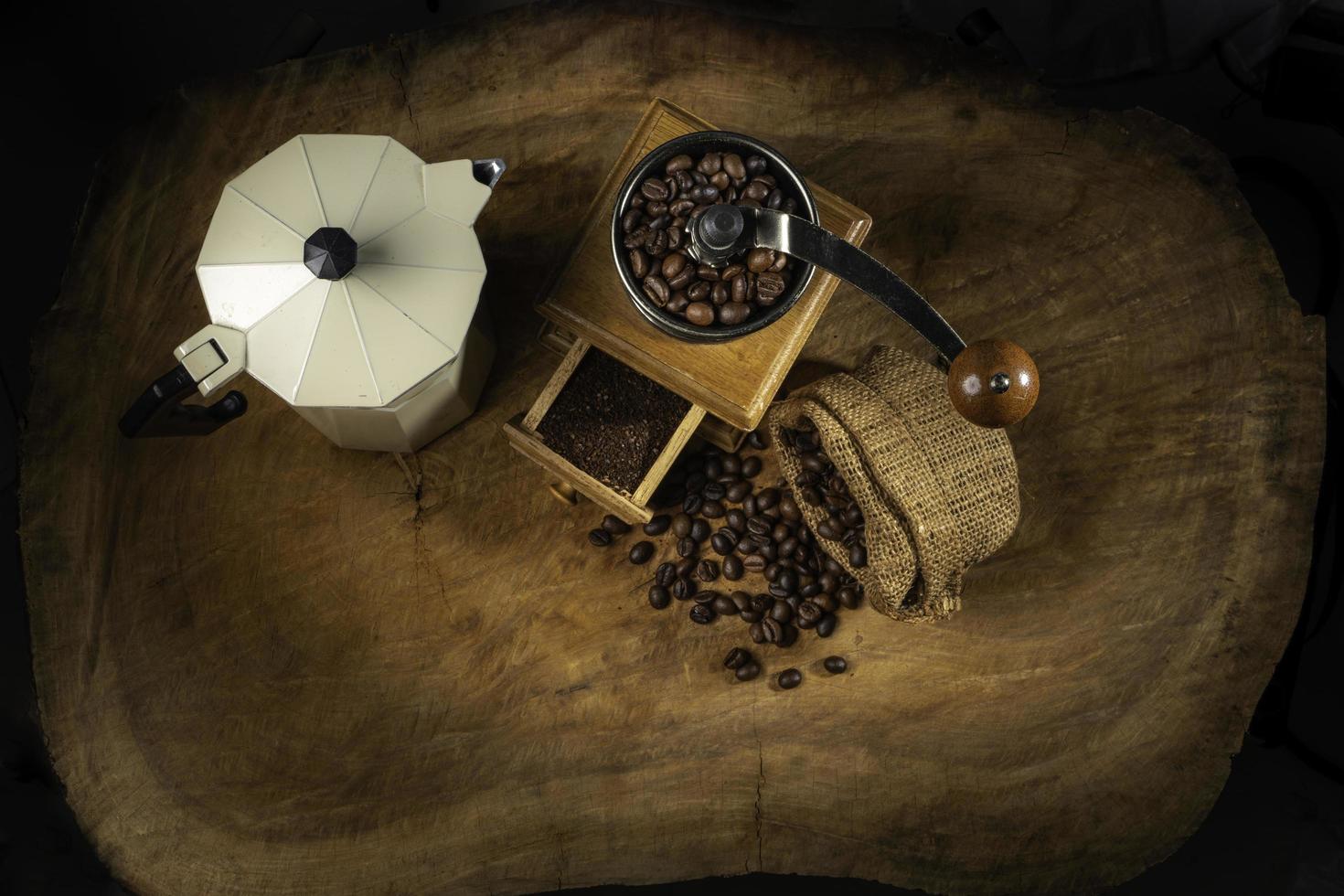 set di caffè con moka e macinacaffè sul vecchio pavimento in legno. focalizzazione morbida. foto