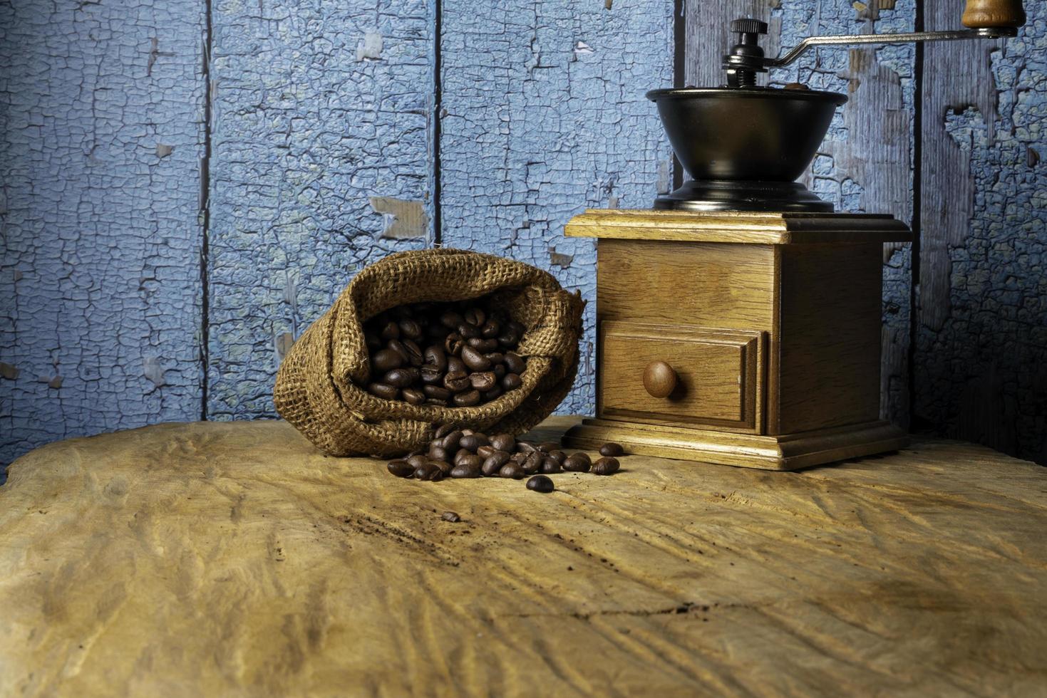 macinacaffè vintage. vecchio macinino da caffè in legno e metallo