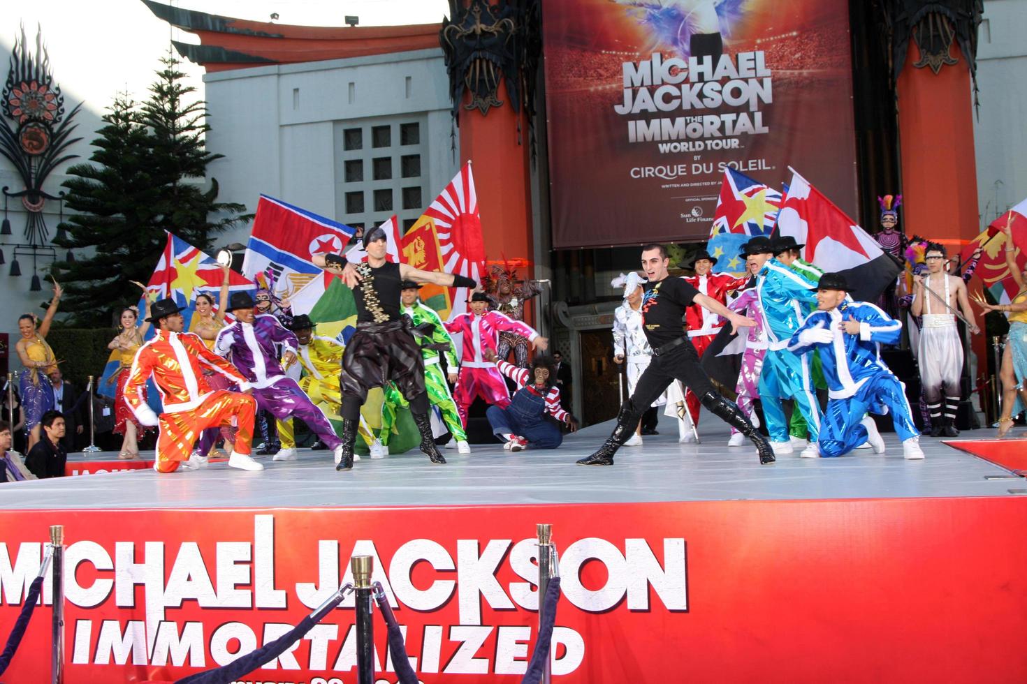 los angeles, 26 gennaio - la troupe immortale del cirque du soleil si esibisce alla cerimonia dell'impronta e dell'impronta della mano immortalata da Michael Jackson al teatro cinese di Grauman il 26 gennaio 2012 a los angeles, ca foto