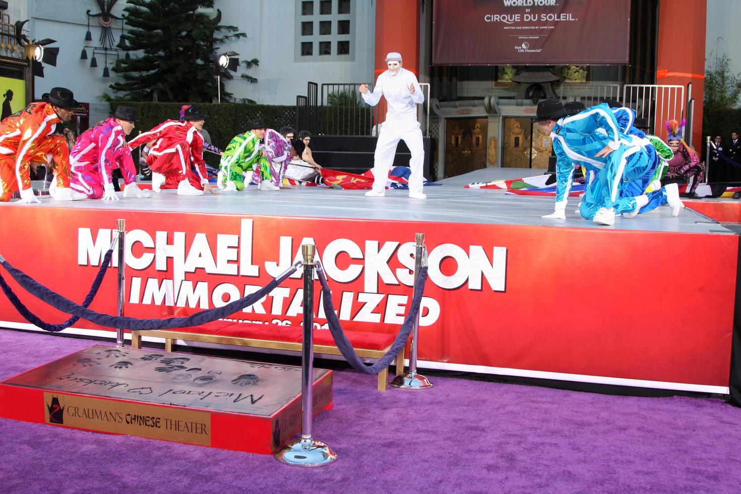 los angeles, 26 gennaio - la troupe immortale del cirque du soleil si esibisce alla cerimonia dell'impronta e dell'impronta della mano immortalata da Michael Jackson al teatro cinese di Grauman il 26 gennaio 2012 a los angeles, ca foto