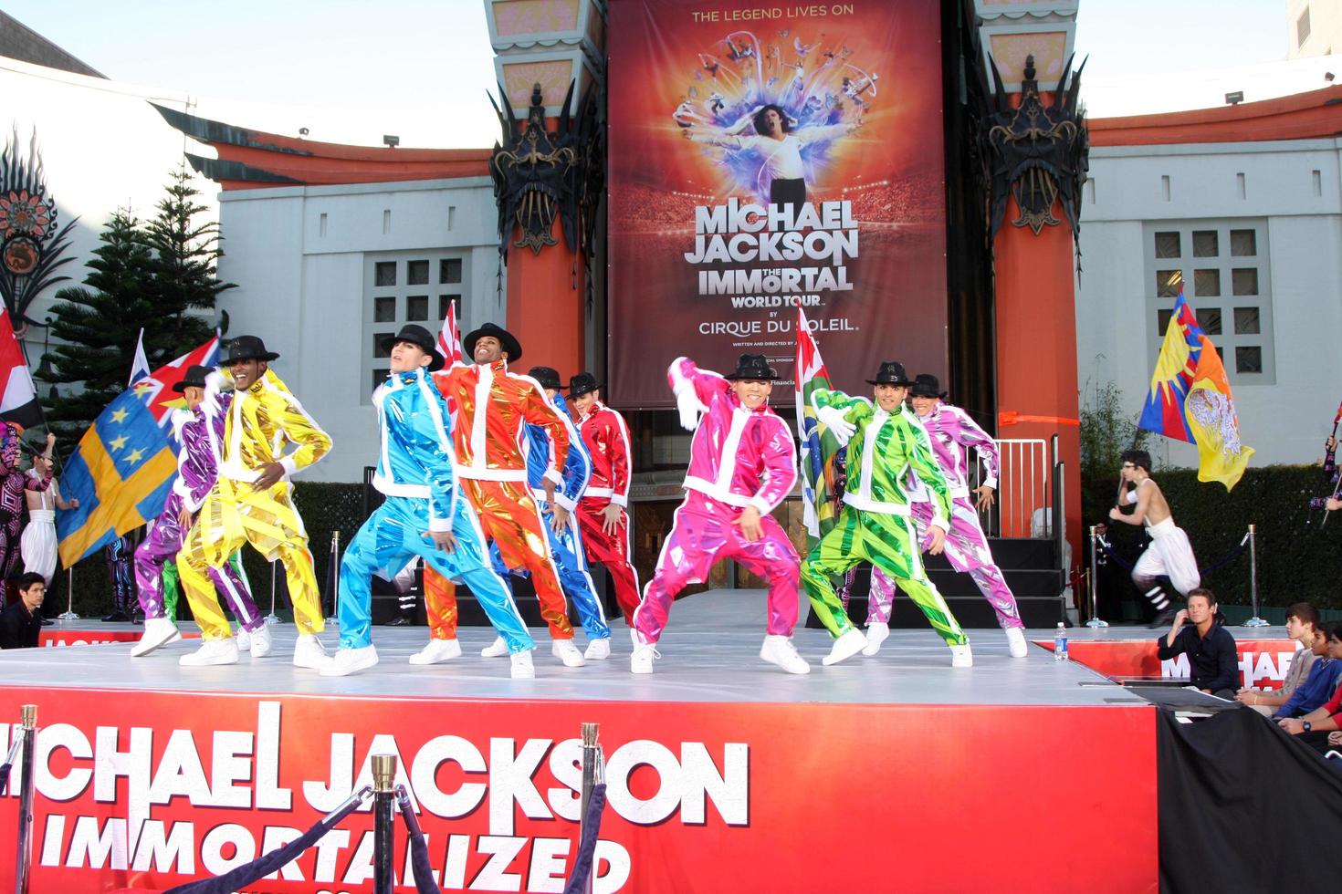 los angeles, 26 gennaio - la troupe immortale del cirque du soleil si esibisce alla cerimonia dell'impronta e dell'impronta della mano immortalata da Michael Jackson al teatro cinese di Grauman il 26 gennaio 2012 a los angeles, ca foto