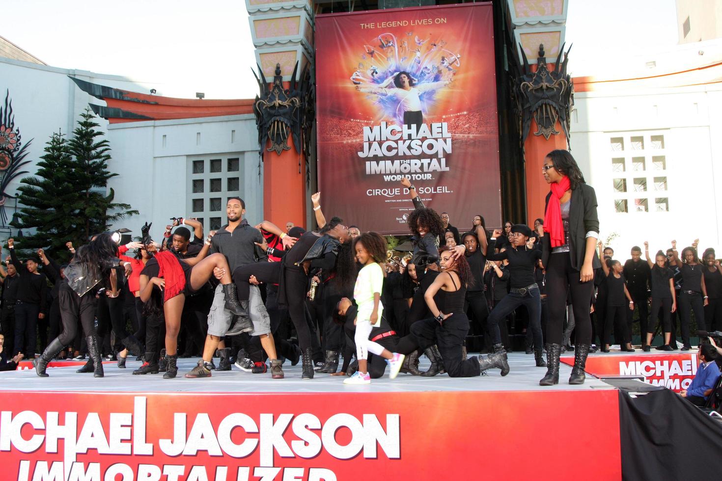 los angeles, 26 gennaio - l'atmosfera al michael jackson ha immortalato la cerimonia dell'impronta e dell'impronta della mano al teatro cinese di Grauman il 26 gennaio 2012 a los angeles, ca foto