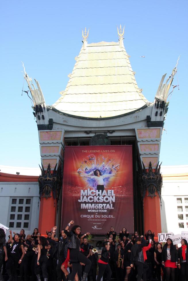 los angeles, 26 gennaio - l'atmosfera al michael jackson ha immortalato la cerimonia dell'impronta e dell'impronta della mano al teatro cinese di Grauman il 26 gennaio 2012 a los angeles, ca foto