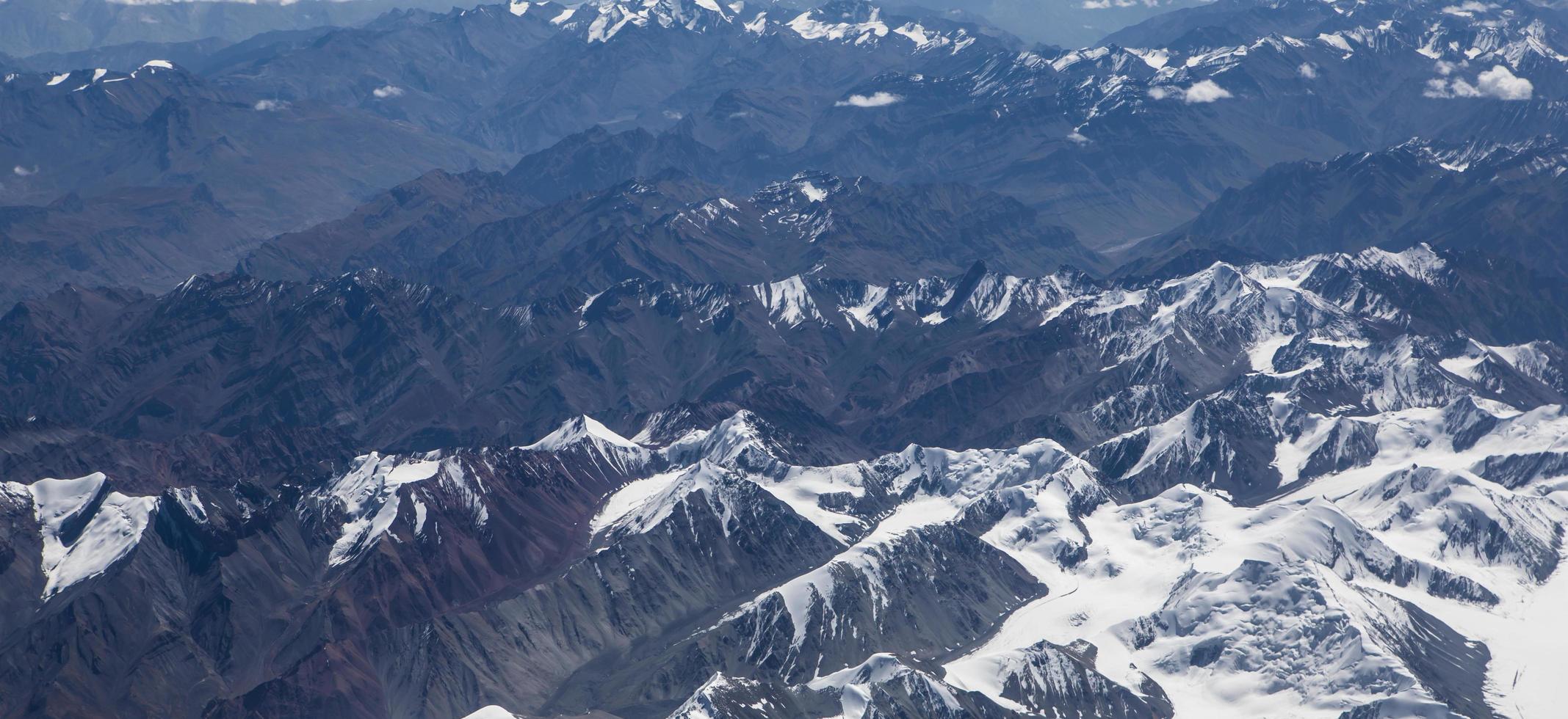 montagne dell'Himalaya sotto le nuvole foto