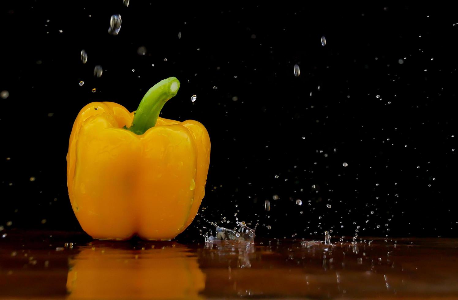 peperone giallo nel flusso d'acqua foto