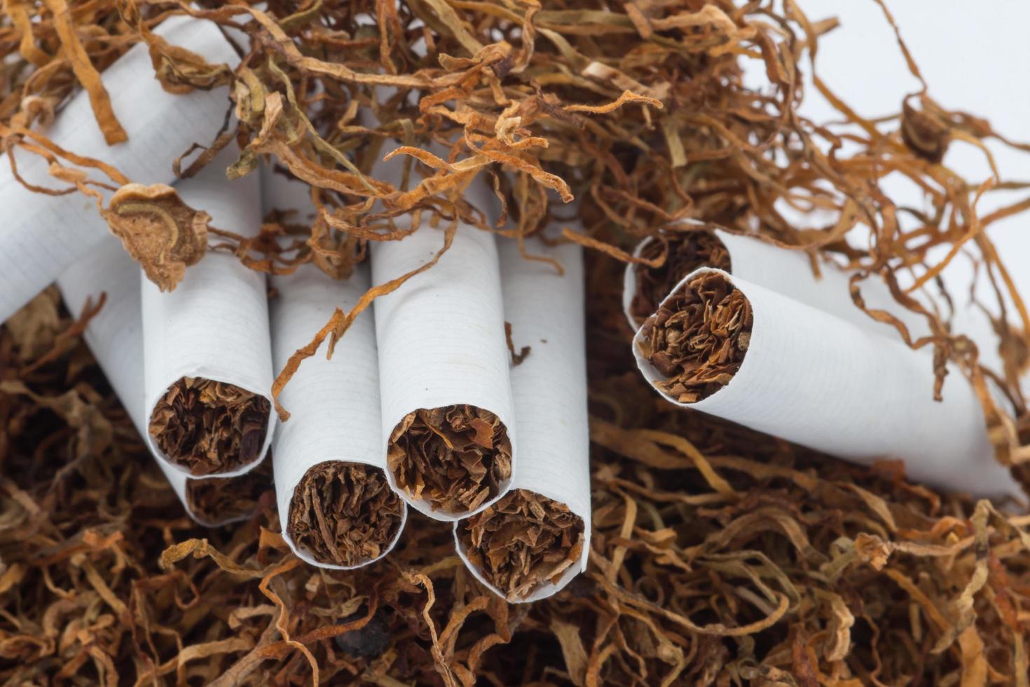 mucchio di tabacco e sigarette foto