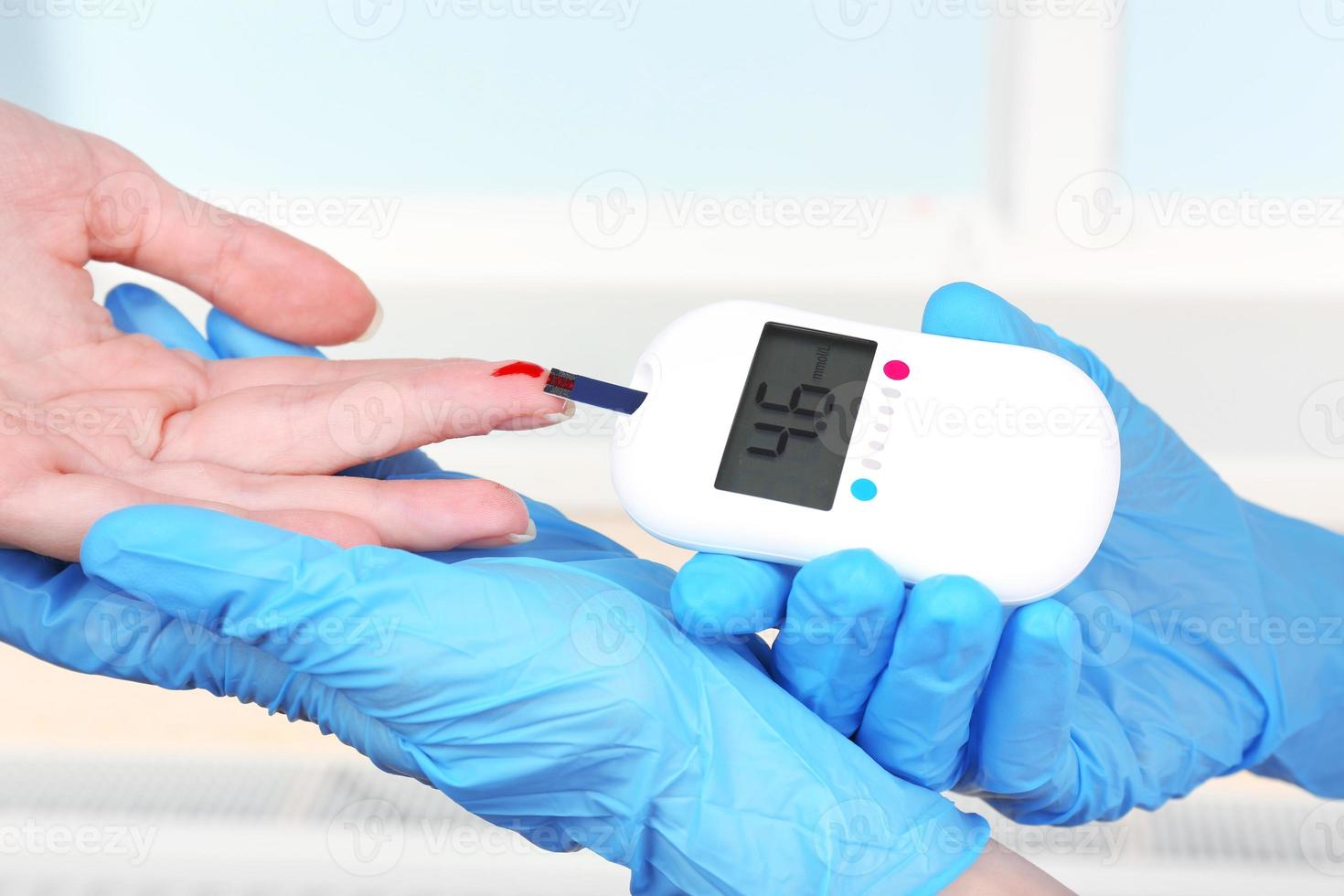 misurazione del livello di glucosio nel sangue in primo piano in ospedale foto