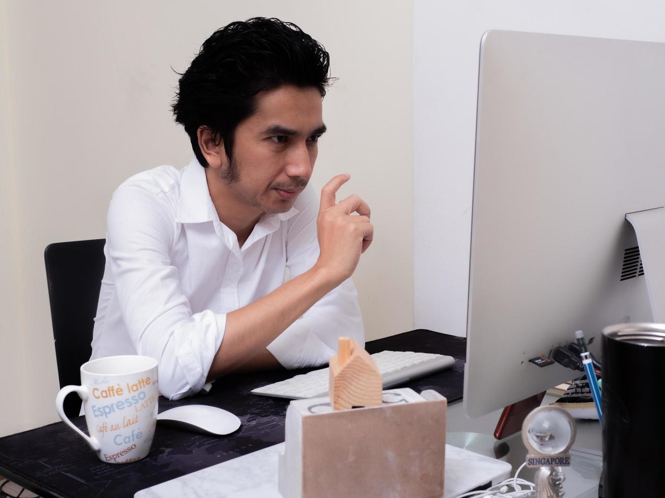 architetto maschio che lavora con il computer portatile in ufficio foto