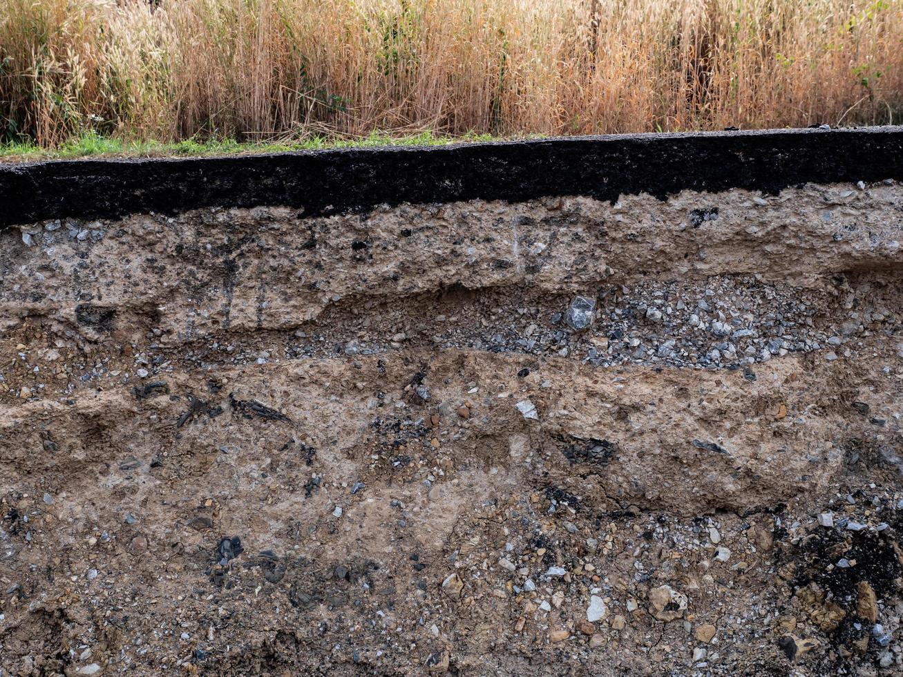 vicino a terreni rocciosi e sabbiosi sotto strade asfaltate foto