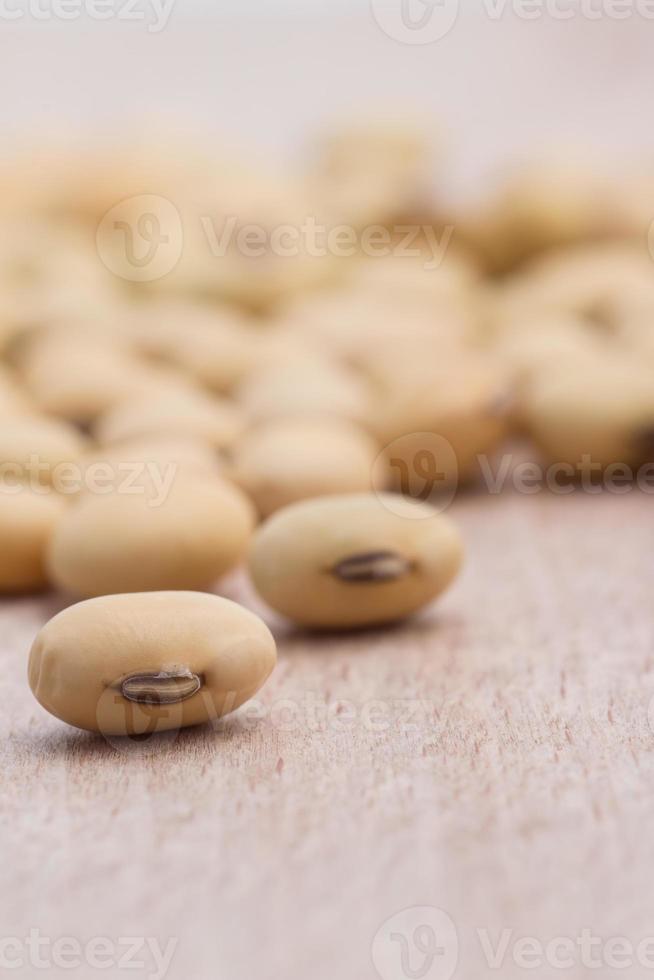 fagioli di soia su fondo di legno foto