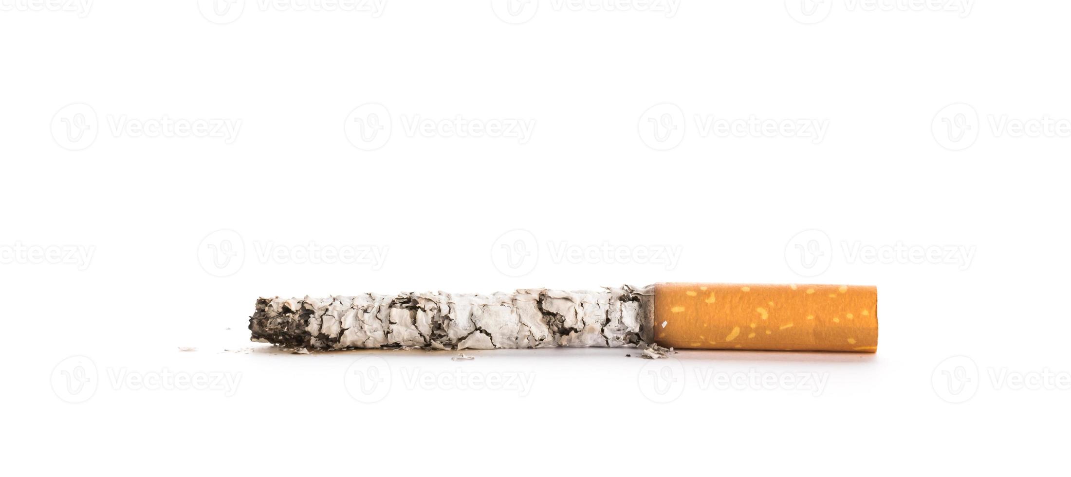 mozzicone di sigaretta con cenere isolato su sfondo bianco foto