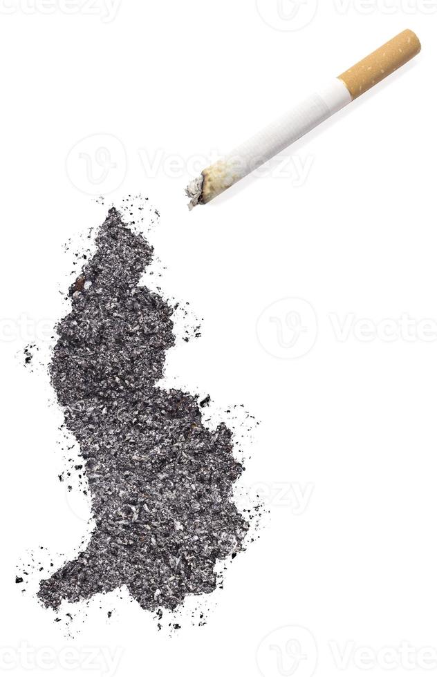 cenere a forma di Liechtenstein e una sigaretta. (serie) foto