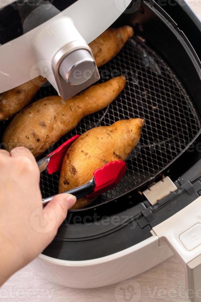 patata dolce arrosto cucinata dalla friggitrice ad aria a casa. cibo sano per una dieta alimentare. foto