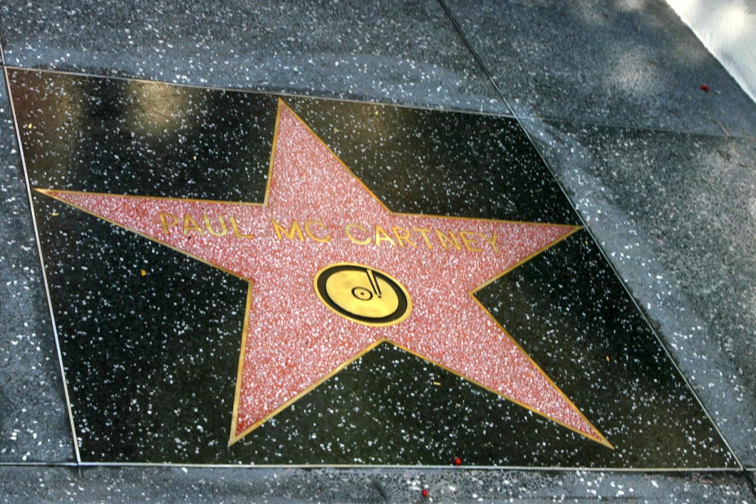 Los angeles, 9 febbraio - paul mccartney star all'hollywood walk of fame cerimonia per paul mccartney al capital record building il 9 febbraio 2012 a los angeles, ca foto