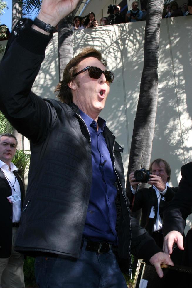 Los angeles, 9 febbraio - paul mccartney alla cerimonia di hollywood walk of fame per paul mccartney al capital record building il 9 febbraio 2012 a los angeles, ca foto