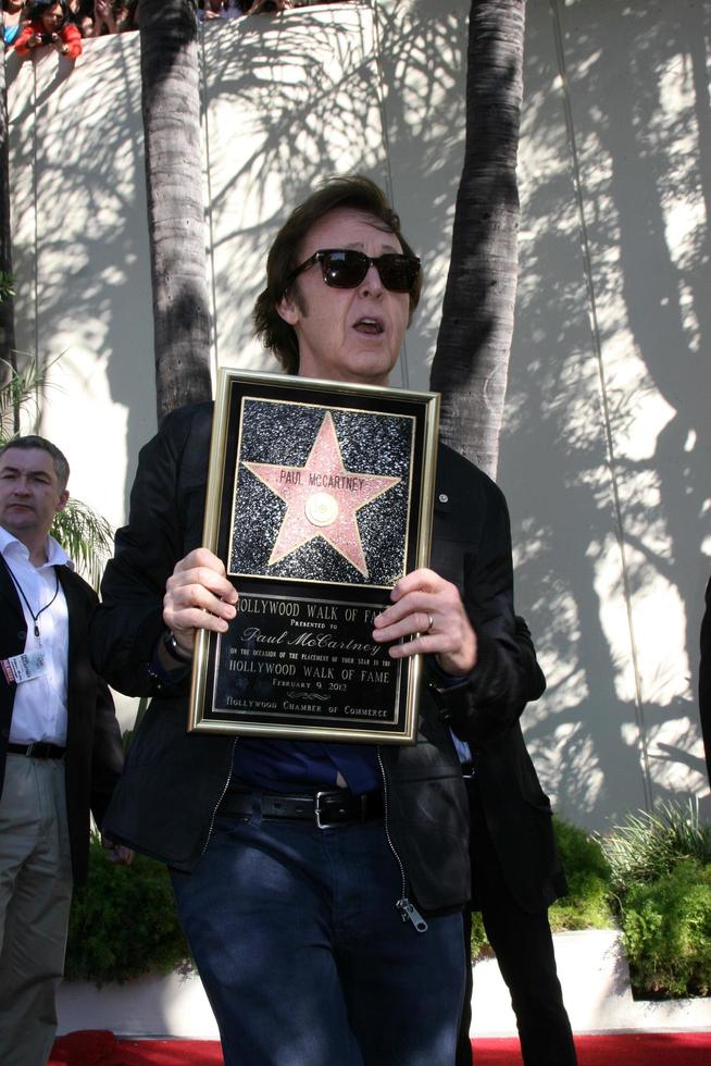 Los angeles, 9 febbraio - paul mccartney alla cerimonia di hollywood walk of fame per paul mccartney al capital record building il 9 febbraio 2012 a los angeles, ca foto