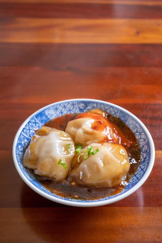 bawan ba wan, polpetta taiwanese, delizioso cibo di strada, amido al vapore avvolto gnocco a forma di tondo con carne di maiale all'interno, primo piano, copia spazio foto