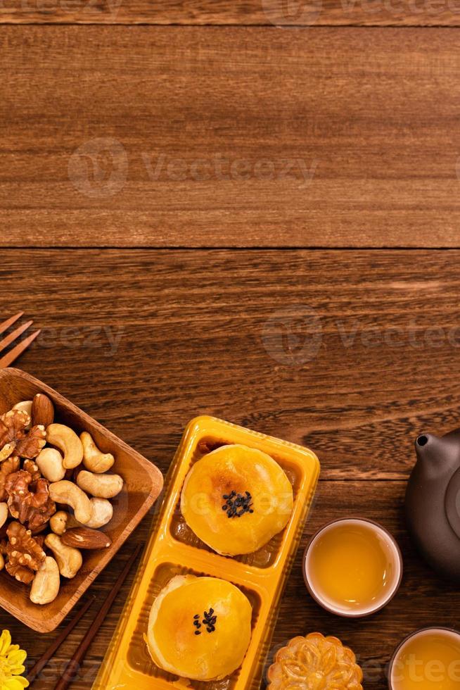 torta di luna per il festival di metà autunno, deliziosa bella torta di luna fresca su un piatto su un tavolo di legno scuro di sfondo, vista dall'alto, concetto di design di layout piatto. foto