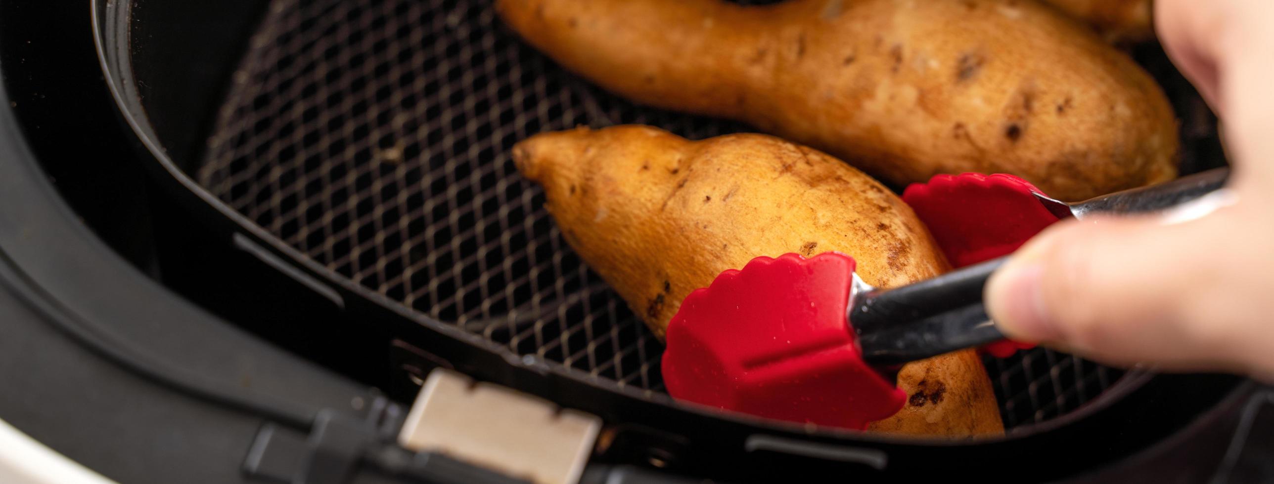 patata dolce arrosto cucinata dalla friggitrice ad aria a casa. cibo sano per una dieta alimentare. foto