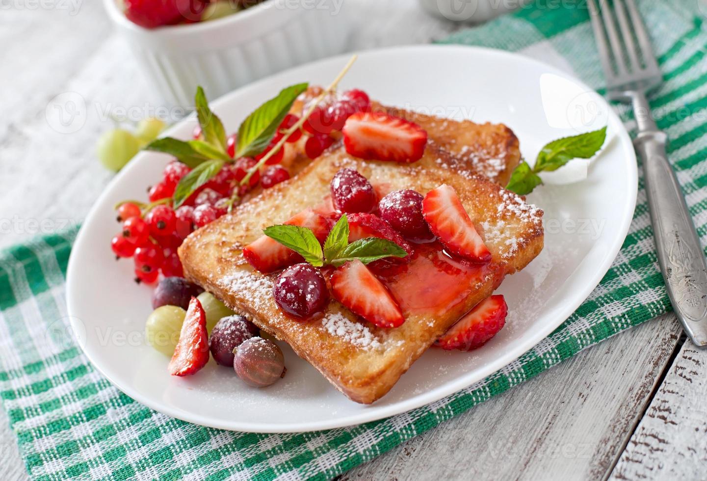 french toast con frutti di bosco e marmellata per colazione foto