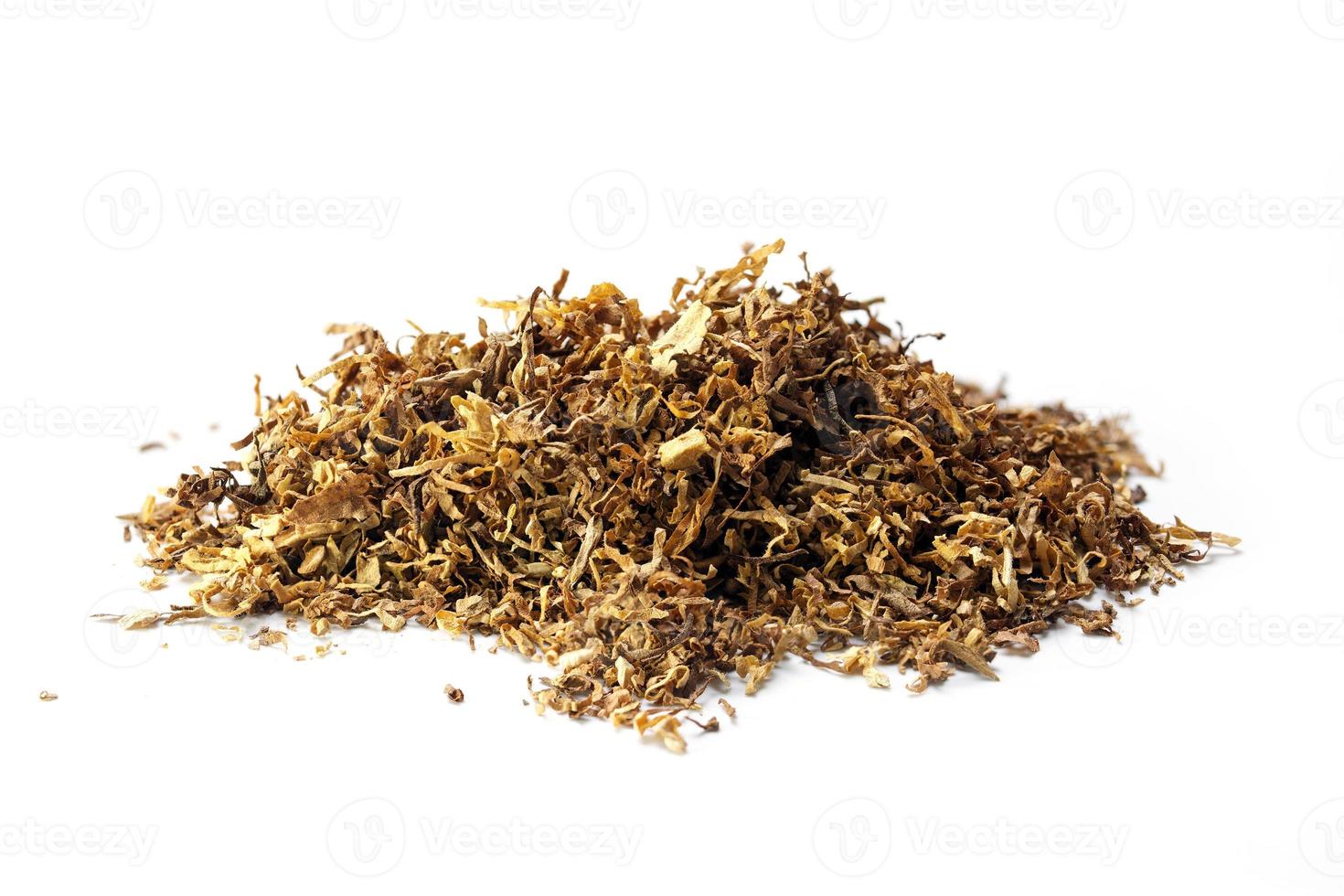 piccolo mucchio di tabacco sfuso, isolato su uno sfondo bianco foto