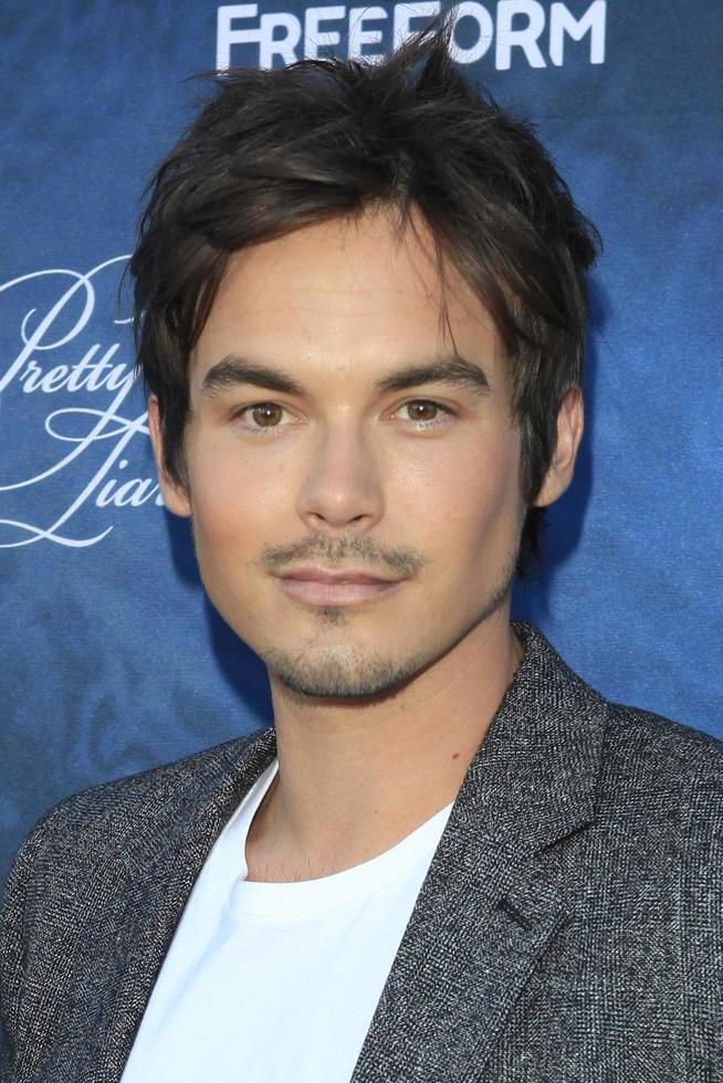 los angeles, 15 giugno - tyler blackburn al grazioso piccolo bugiardo premiere della stagione 7 e morto dell'estate premeire al cimitero di hollywood per sempre il 15 giugno 2016 a los angeles, ca foto