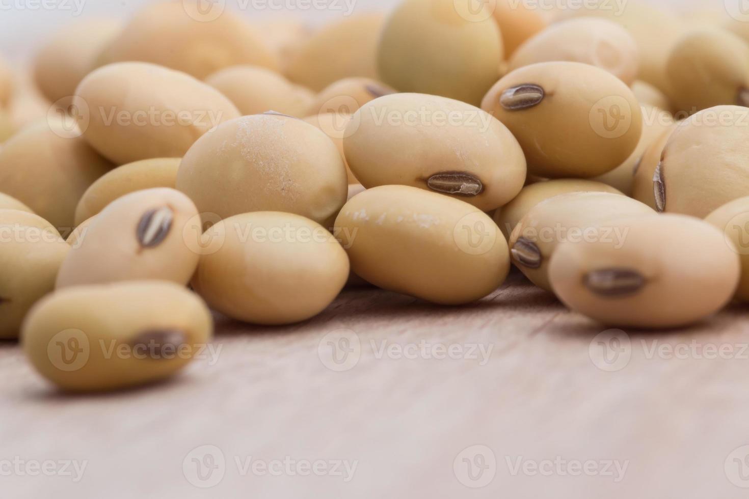 fagioli di soia su fondo di legno foto