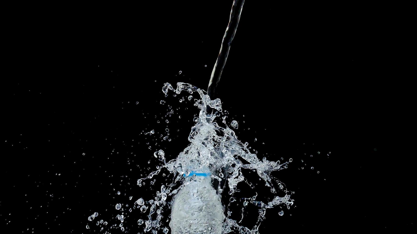 il getto d'acqua astratto si blocca su uno sfondo nero foto