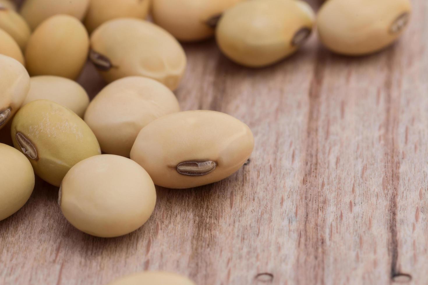 fagioli di soia su fondo di legno foto