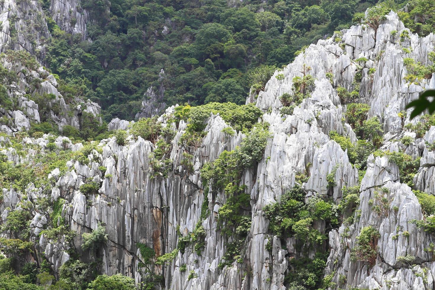 vista alta montagna vicino al villaggio, saraburi, tailandia. foto