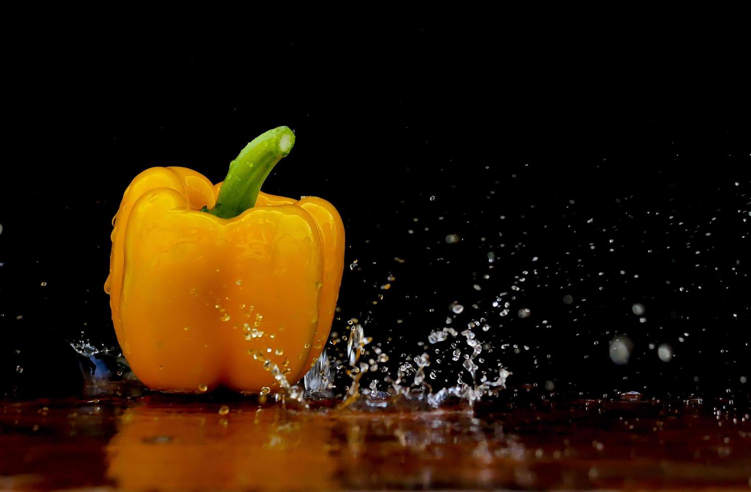 peperone giallo nel flusso d'acqua foto