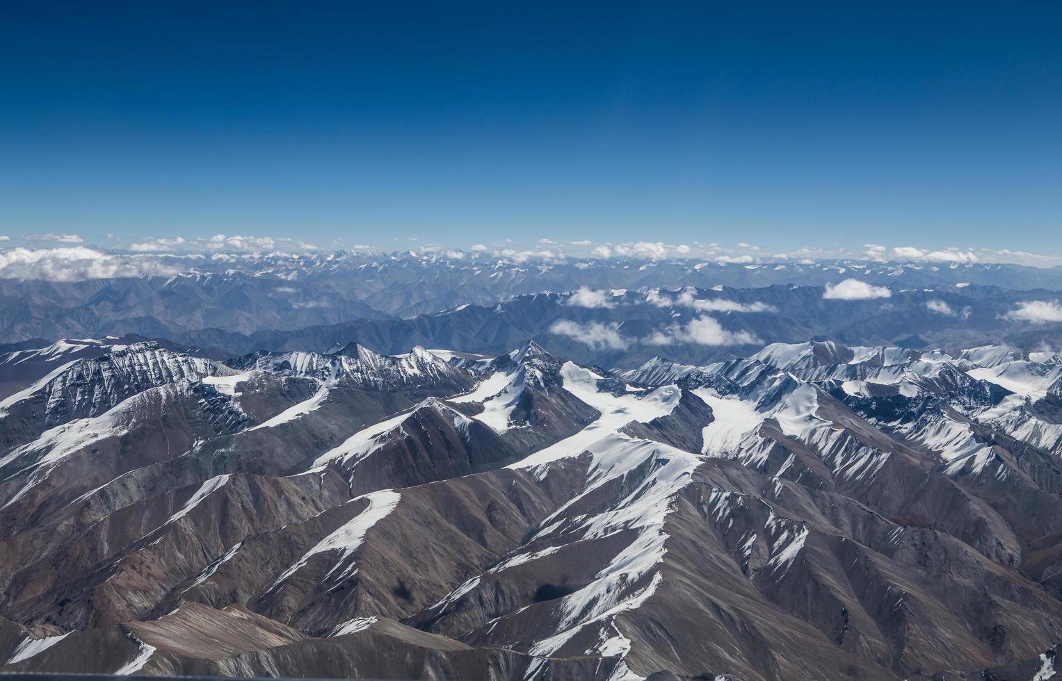 montagne dell'Himalaya sotto le nuvole foto