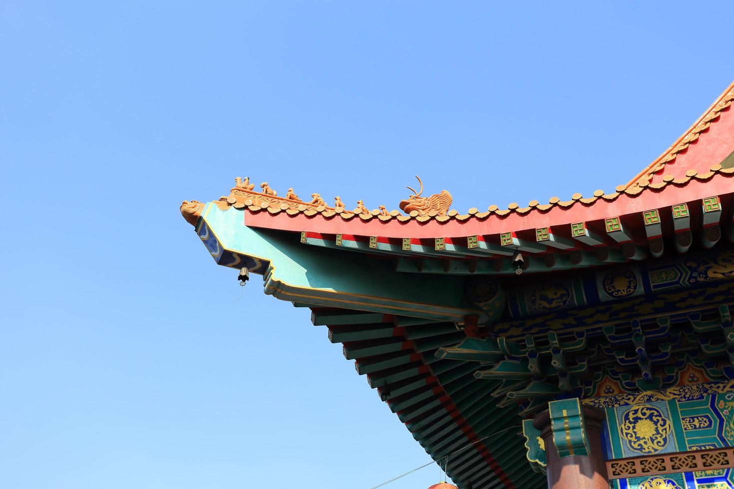 il tetto del tempio cinese in thailandia foto