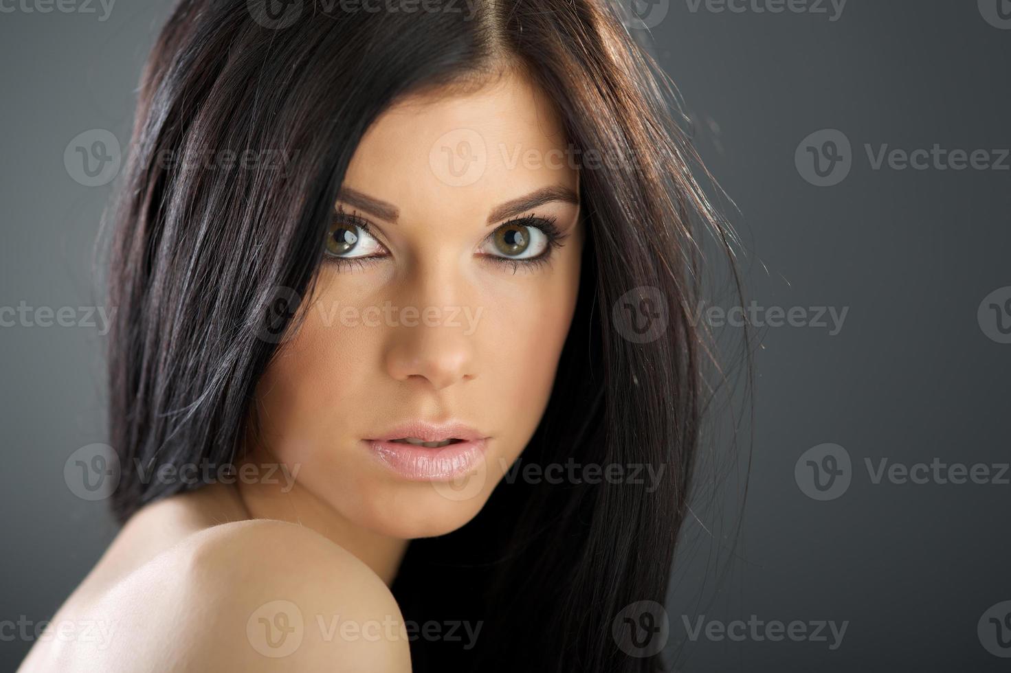 donna con i capelli lunghi castani bellezza foto
