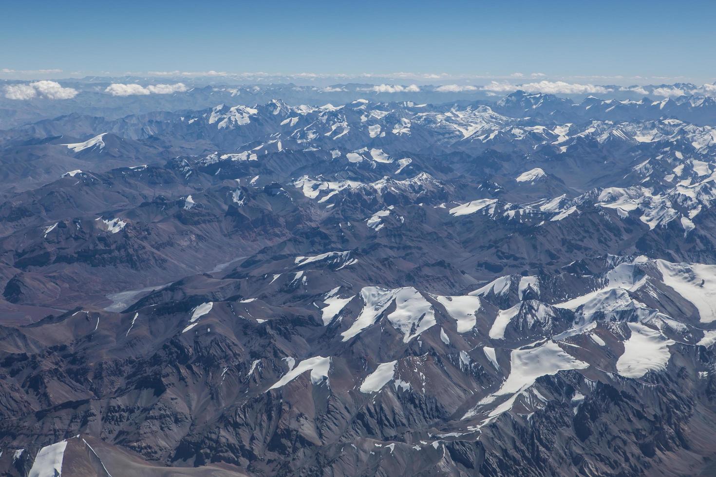 montagne dell'Himalaya sotto le nuvole foto