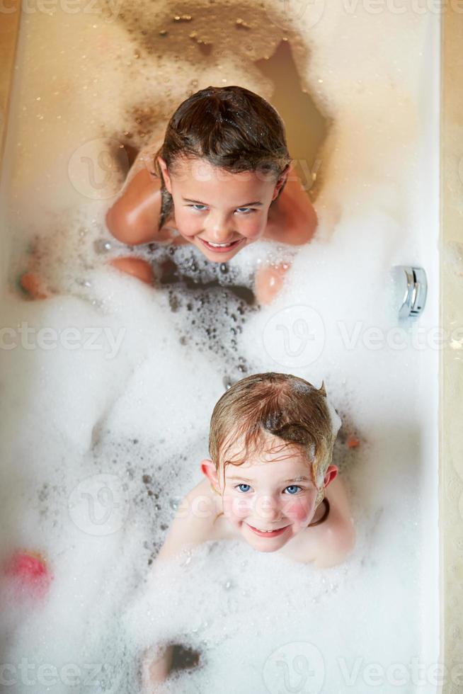 vista dall'alto di due ragazze in bagno foto